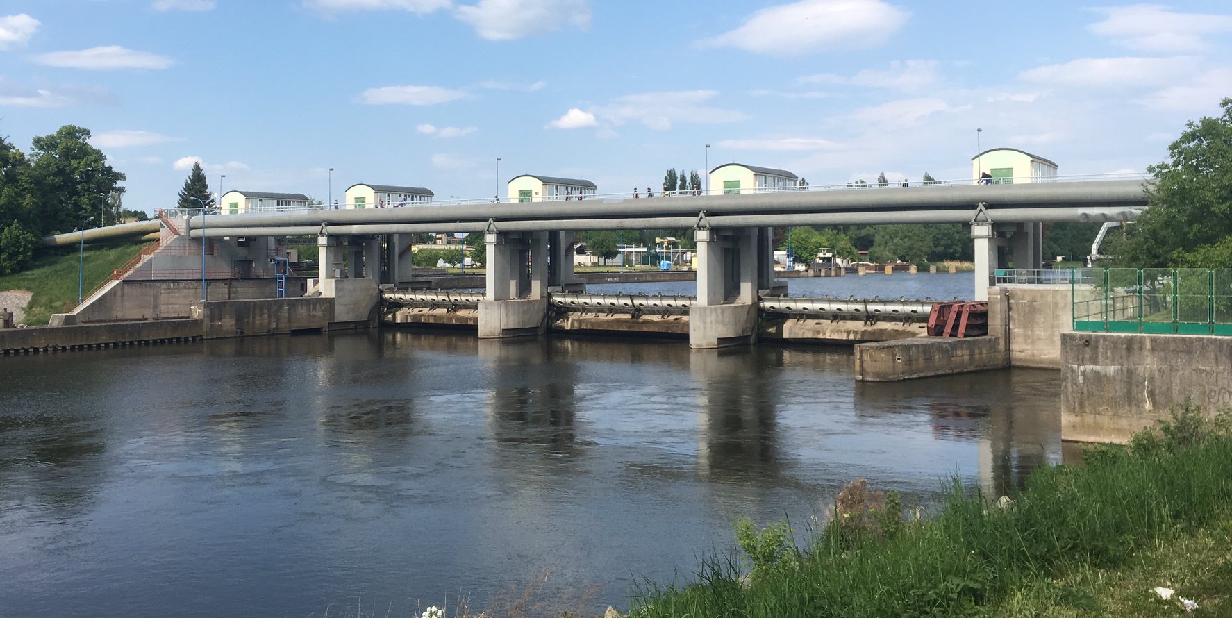 Na fotce je zdymadlo a jez v Pardubicích na Labi. Normálně se přes něj valí voda.