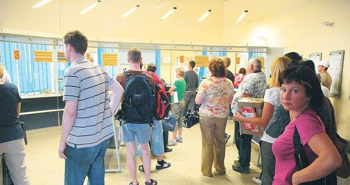 Fronty na poště? Nemají jednoduché řešení ...