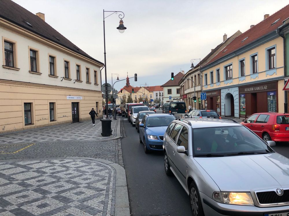 Kamion a stodola hoří, Brandýs kolabuje