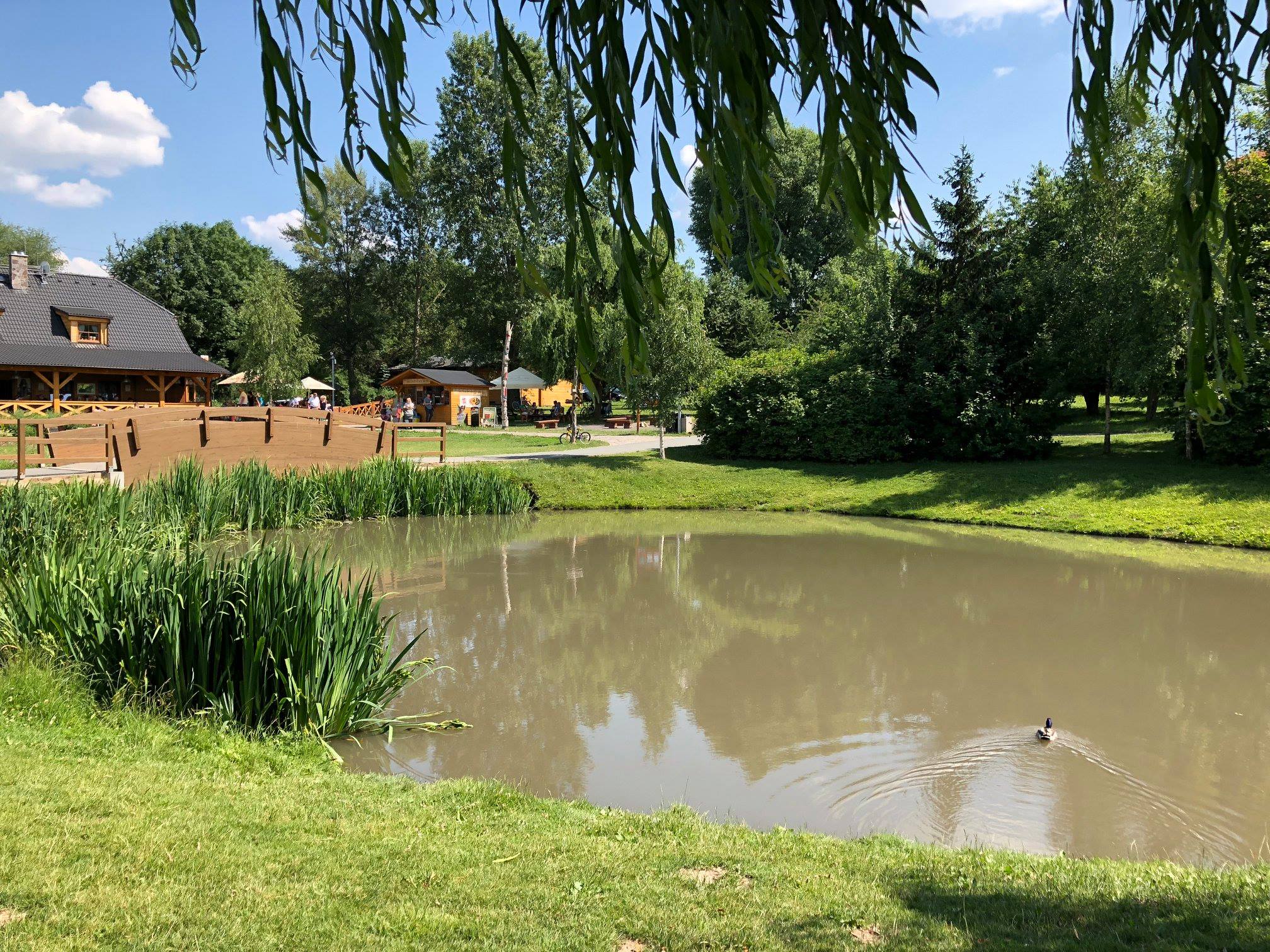 Kbely - rybníček a restaurace na konci parku