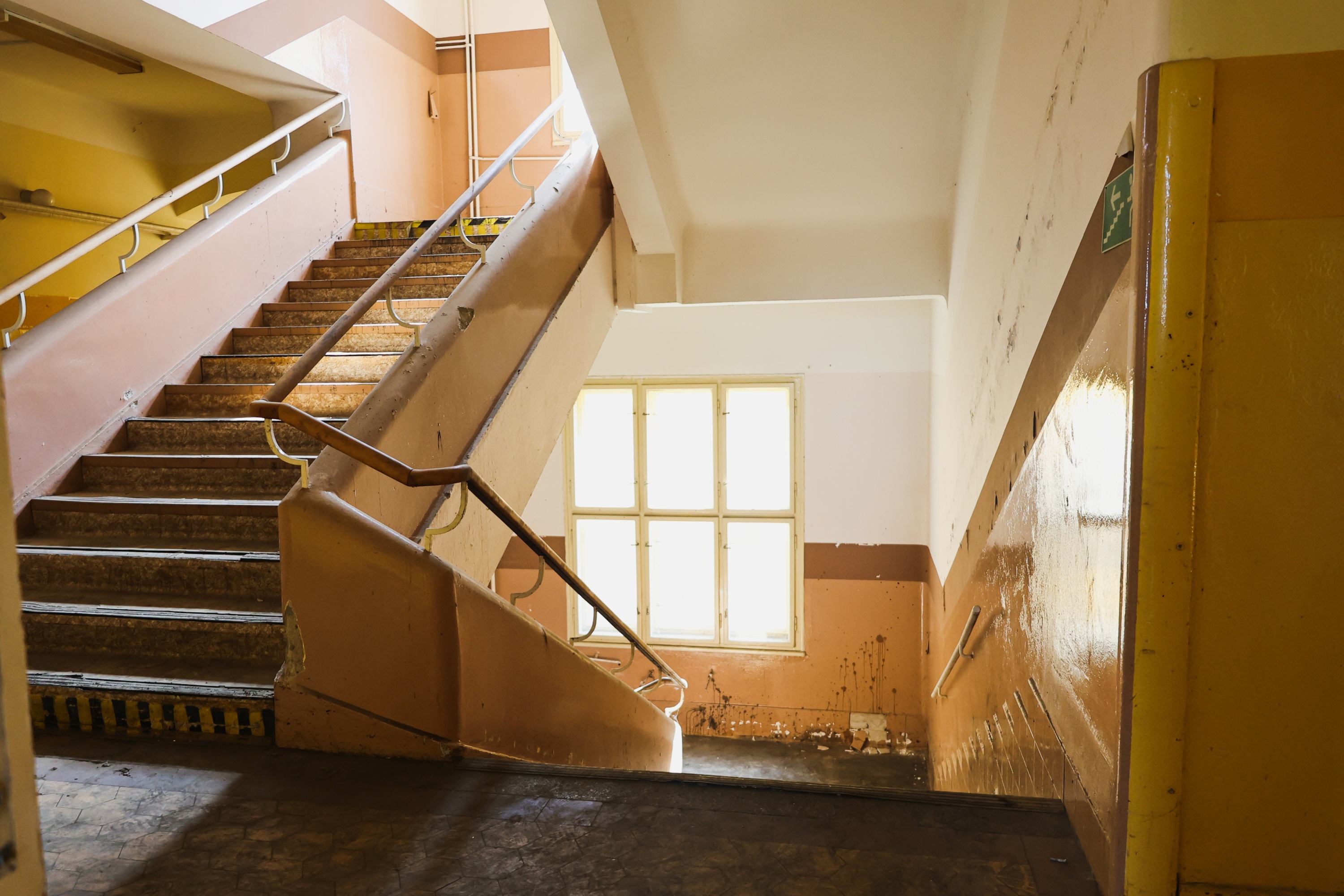 Vybydlené prostory někdejší Piaristické koleje chátrají