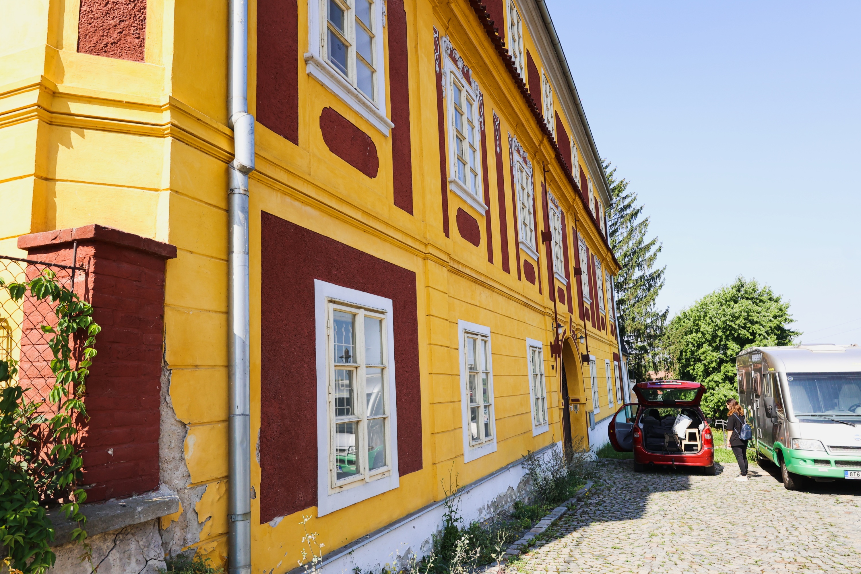 I když z venku se budova ještě drží, první pohled klame