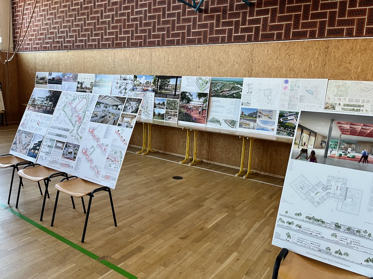 Místostarosti 10.9.2023: 🧑‍🏫Tuhle školu proti cizáckým dětem z vedlejší vesnice ubráníme!